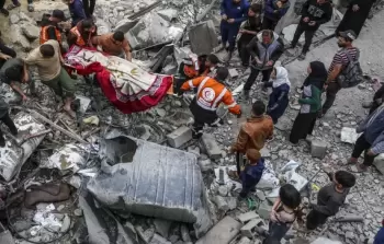 انتشال طواقم الدفاع المدني جثمان شهيد في غزة