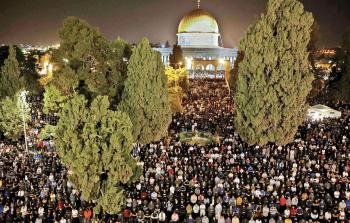 مصلون يحيون ليلة السابع والعشرين من رمضان في المسجد الأقصى (أرشيفية)