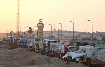 شاحانات تحمل مساعدات على الجانب المصري من معبر رفح (أرشيف)