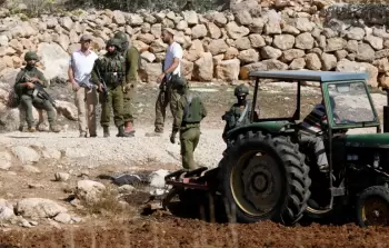 مستوطنون يعتدون على ممتلكات فلسطينية بحماية جنود الاحتلال