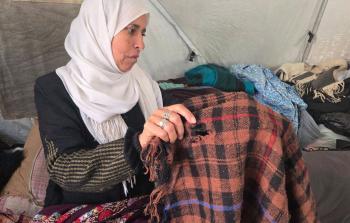 غالبية ملابس أماني تعرضت للتلف بعد أن عبثت بها القوارض داخل الخيمة