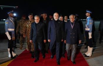 لحظة وصول طائرة الوفد الإيراني إلى باكستان