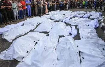 أداء صلاة الجنازة على شهداء ارتقوا في قصف الاحتلال على غزة