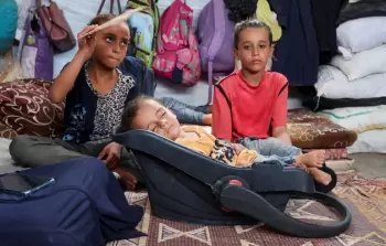البحث عن حفاضات للأطفال رحلة قاسية يعيشها الأهالي في غزة