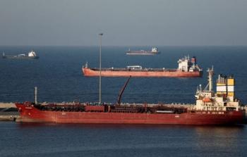 ناقلات نفط متوقفة قرب مضيق هرمز بانتظار السماح لها بالمرور خلال الحرب الأخيرة على إيران
