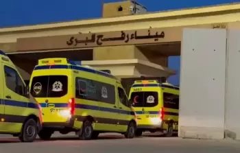 سيارات إسعاف تقل جرحى الحرب والمرضى الذين يغادرون غزة عبر معبر رفح لتلقي العلاج