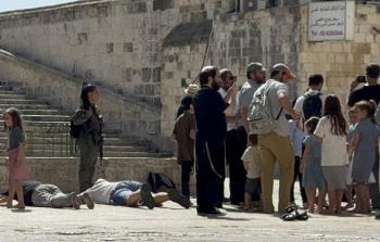 مستوطنون يؤدون “السجود الملحمي” داخل باحات الأقصى