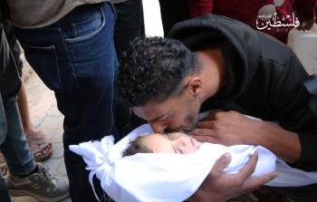 وداع طفل ارتقى شهيدا في قصف الاحتلال على غزة