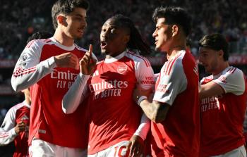 لاعب وسط أرسنال إيبيريتشي إيزي يحتفل بتسجيله هدفاً في مرمى نيوكاسل