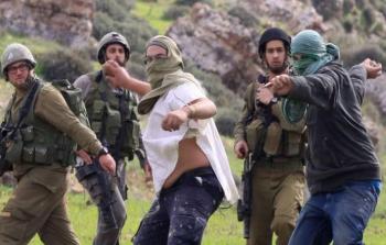 مستوطنون يهاجمون الفلسطينيين بحماية قوات الاحتلال في الضفة