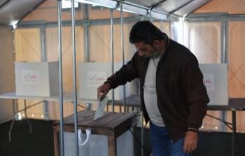 مواطن يدلي بصوته في الانتخابات البلدية في الضفة الغربية