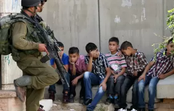 احتجاز أطفال في الضفة الغربية من قبل قوات الاحتلال (أرشيفية)