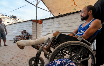 عماد عوض… إصابة ونزوح وديون تُثقل جسدًا أنهكته الحرب