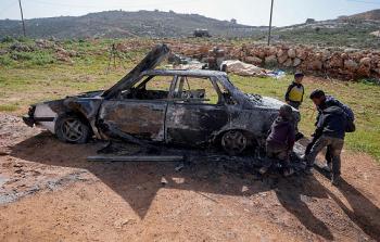 مركبة فلسطينية أحرقها مستوطنون في هجوم إرهابي على قرية اللبن في رام الله