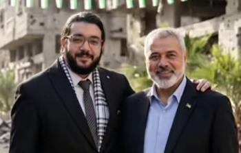 المصمم المصري خالد فاروق في صورة مولدة بالذكاء الاصطناعي مع الشهيد القائد إسماعيل هنية