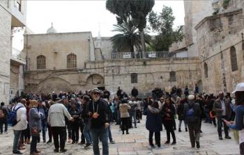 الاحتلال أجبر المشاركين في سبت النور على إزالة الأعلام الفلسطينية المثبتة على قمصانهم