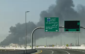 عمود من الدخان يتصاعد من ميناء جبل علي في دبي جراء ضربات إيرانية (أرشيف)