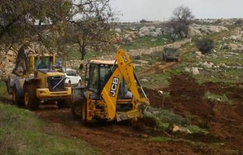 قوات الاحتلال خلال عملية قطع أشجار في أراضٍ فلسطينية بالضفة (أرشيفية)