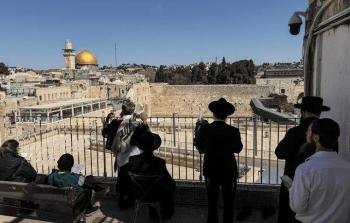 مستوطنون يقفون قرب المسجد الأقصى
