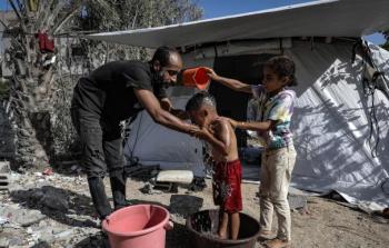 خيارات قاسية تعيشها العائلات جراء ارتفاع أسعار المنظفات وشح وجودها