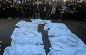 أداء صلاة الجنازة على شهداء ارتقوا في قصف الاحتلال على غزة