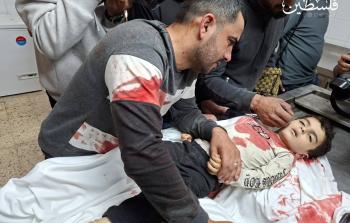 أب يودع طفله الذي ارتقى شهيدًا في قصف الاحتلال على غزة (فلسطين أون لاين)