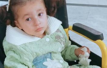 أمّ عاجزة أمام جراح صغيرتيها… الحرب تسلب طفولتهما وتثقل قلبها