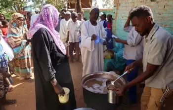 متطوعون يوزعون الطعام في أم درمان بالسودان في ظل خطر الجوع(أرشيف)