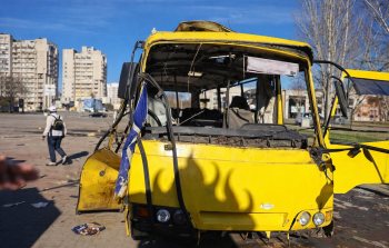 حافلة أوكرانية دمرتها ضربة روسية وخلفت قتلى (أ ف ب)