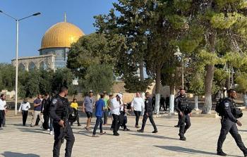 مستوطنون تحت حماية قوات الاحتلال خلال اقتحامهم المسجد الأقصى