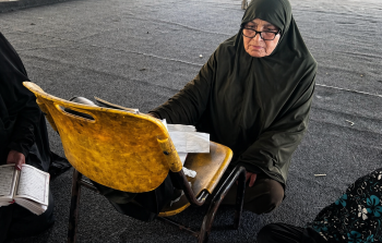 الحاجة أمُّ إياد... سبعون عامًا من العطاء تحيي الأمل بين خيام غزَّة