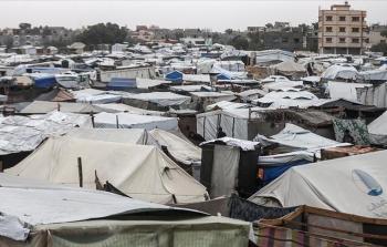 معاناة متواصلة يعيشها النازحون داخل الخيام في غزة