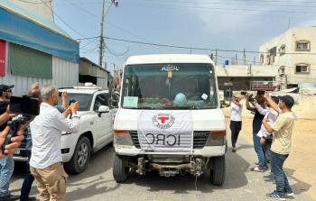 مركبة الصليب الأحمر التي تقل أسرى تحرروا من سجون الاحتلال (أرشيفية)