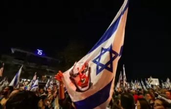 عشرات المتظاهرين يتجمعون أمام مقر إقامة مايك هاكابي تنديداً بالسياسات الأمريكية (أرشيف)