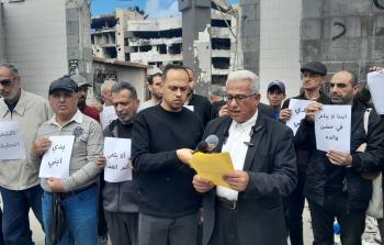 شارك محمد ومعه كبار ووجهاء عائلة لبد، في وقفة أمام مجمع الشفاء، للكشف عن تفاصيل فقد طفلهم