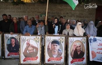 وقفة تضامنية مع الأسرى الفلسطينيين أمام مقر الصليب الأحمر بغزة