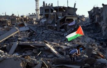 علم فلسطين يرفرف فوق الدمار الذي خلّفه الاحتلال في غزَّة