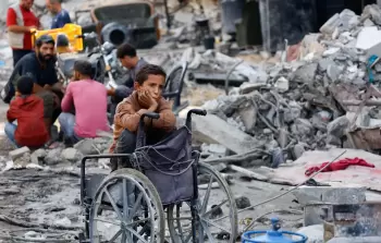 طفل يقف بين ركام منزل قصفه الاحتلال في غزة