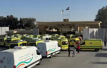 سيارات الإسعاف التابعة لجمعية الهلال الأحمر الفلسطيني تولت نقل الحالات من مستشفى الأمل بخان يونس إلى المعبر