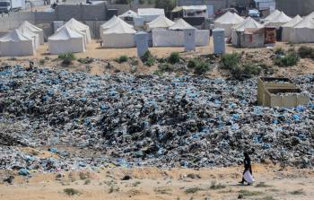تراكم النفايات قرب خيام النازحين في غزة