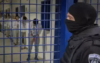 ظروف قاسية يعيشها الأسرى الفلسطينيون في سجون الاحتلال