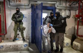 ظروف قاسية يعيشها الأسرى الفلسطينيون في سجون الاحتلال