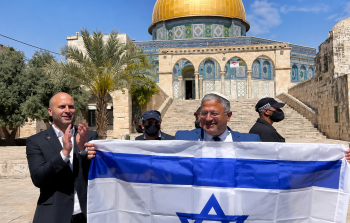 إيتمار بن غفير يرفع العلم الإسرائيلي في اقتحام المسجد الأقصى اليوم