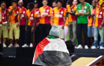 اللاعب الفرنسي ساشا بوي يضع علم فلسطين على ظهره