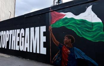 جدارية توثق يامال ملوحًا بعلم فلسطين