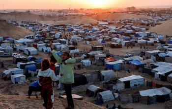 أطفال فلسطينيون قرب خيام النازحين في خان يونس (أرشيف)
