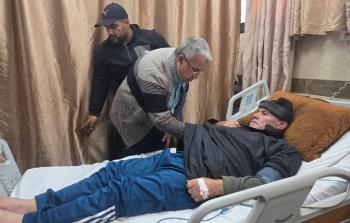 رئيس قسم القلب في مجمع ناصر الطبي الدكتور أحمد شعت خلال إجراء فحص طبي لأحد المرضى