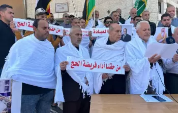 غزيون في وقفة احتجاج على حرمانهم من شعيرة الحج