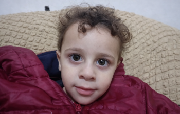 يرقد الطفل سالم النجار (عامان) منذ 70 يومًا على سرير المرض في مستشفى ناصر