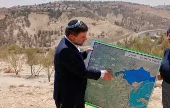 سموتريتش يحمل خريطة لمشروع 